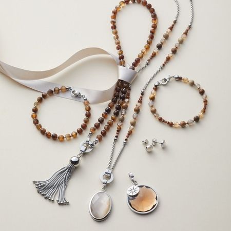 Schmuckset aus braunen Perlenarmbändern und silbernen Anhängern mit zarten Ohrringen