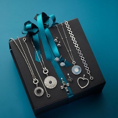 Silberschmuck-Set mit Anhängern und Ketten in Geschenkbox mit türkisfarbener Schleife