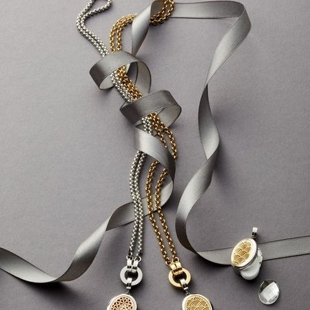 Ketten-Set in Gold und Silber mit diversen Anhängern und Satinband-Inszenierung