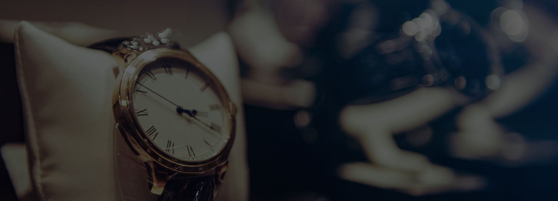 Eine analoge Uhr befindet sich auf einem Kissen
