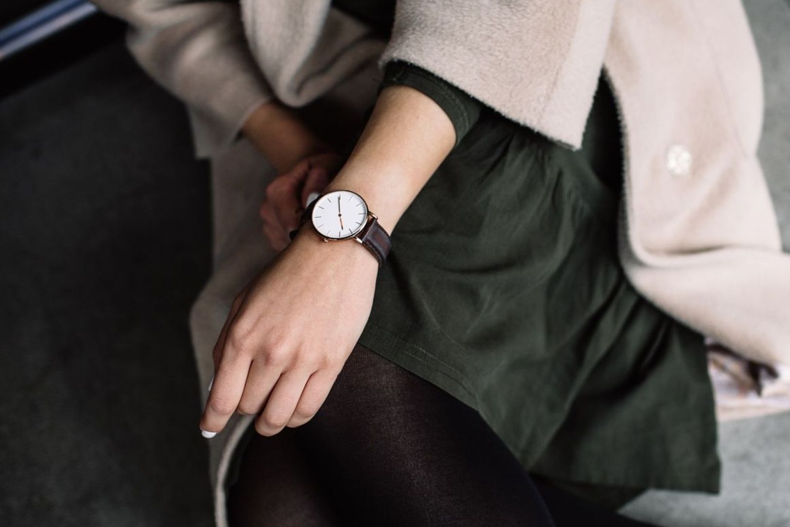 Frau mit einer eleganten Armbanduhr